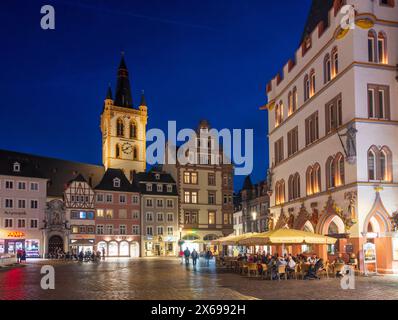 Trèves, Square Hauptmarkt, Church équipée Gangolf, House Steipe, restaurant, région de la Moselle, Rhénanie-Palatinat, Allemagne Banque D'Images