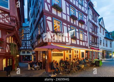 Bernkastel-Kues, place Marktplatz, maisons à colombages, restaurant en plein air, région de Moselle, Rhénanie-Palatinat, Allemagne Banque D'Images