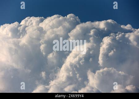 Gewittersaison 2024 Mächtige Wolkengebirge aus der Gattung der vertikalen Wolken zeigen sich im Frühling am Himmel und bringen vereinzelt Regen mit teils eingelagerten Gewittern. *** Saison d'orage 2024 de puissantes montagnes de nuages du genre des nuages verticaux apparaissent dans le ciel au printemps et apportent une pluie dispersée avec quelques orages encastrés Banque D'Images