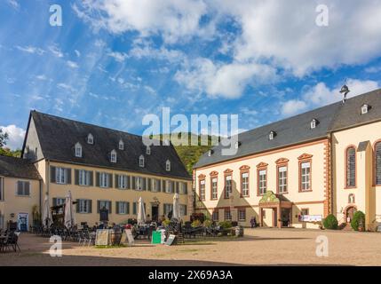 Bernkastel-Kues, ancienne abbaye de Machern, restaurant en plein air, région de Moselle, Rhénanie-Palatinat, Allemagne Banque D'Images