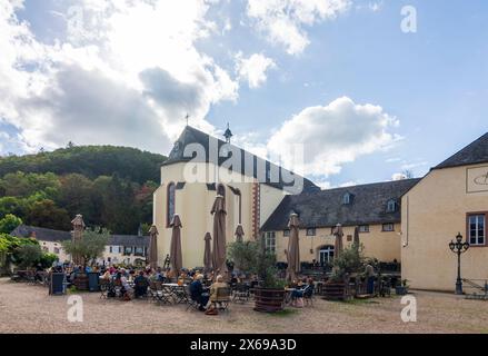 Bernkastel-Kues, ancienne abbaye de Machern, restaurant en plein air, région de Moselle, Rhénanie-Palatinat, Allemagne Banque D'Images