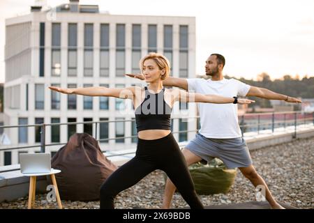 Un homme et une femme en bonne santé se soucient de leur santé et de leur bien-être. Banque D'Images