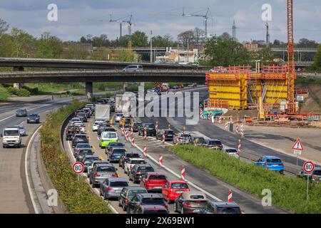 Duisburg, Rhénanie du Nord-Westphalie, Allemagne - embouteillage sur l'autoroute A40 au carrefour de Kaiserberg. La zone animée avec les autoroutes A40 et A3 est en cours de rénovation et agrandie depuis des années. Il y a toujours des fermetures ou des restrictions pour les automobilistes. Banque D'Images