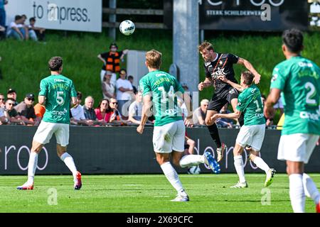 Deinze, Belgique. 12 mai 2024. Rassemblez le drapeau du coin photographié lors d'un match de football entre KMSK Deinze et SK Lommel dans la finale des play offs promotionnels - deuxième manche de la saison Challenger Pro League 2023-2024, le dimanche 12 mai 2024 à Deinze, Belgique . Crédit : Sportpix/Alamy Live News Banque D'Images