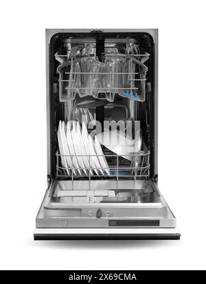 Lave-vaisselle moderne avec vaisselle propre isolé sur blanc. Appareil électroménager Banque D'Images