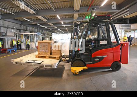 Digitales Testfed Air Cargo / autonomes Luftfrachtlagerhandling AM 13.05.2024 AM Cargo terminal Flughafen Franz Josef Strauss à Muenchen. Goetting AG Automatisierter Elektrostapler transportiert ohne Fahrer Fracht. *** Digital Testfed Air Cargo manutention autonome de fret aérien le 13 05 2024 au terminal de fret de l'aéroport Franz Josef Strauss à Munich Goetting AG chariot élévateur électrique automatisé transporte du fret sans chauffeur Banque D'Images