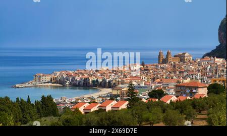 Italie, Sicile, Cefal'àöoeÄ, vue panoramique sur la ville Banque D'Images