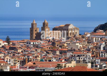 Italie, Sicile, Cefal'àöoeÄ, vue panoramique de la ville et de la cathédrale (Duomo) Banque D'Images