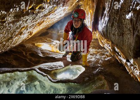 Explorateur de grottes dans le couloir du bassin d'eau Banque D'Images