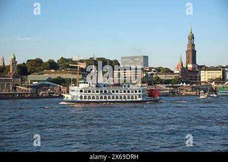 Europe, Allemagne, ville hanséatique de Hambourg, port, Elbe, anniversaire du port, vue sur l'Elbe à accueillir Pauli Landungsbrücken, bateau à aubes Freya, lumière du soir, Louisiana Star, bateau à aubes Banque D'Images