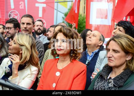 Yolanda Diaz et Maria Jesus Montero devant la traditionnelle manifestation de la Journée internationale du travail du 1er mai organisée par les syndicats, CCOO, Comisiones Obreras, les commissions des travailleurs, UGT, Union General de Trabajadores, dans le centre de Madrid Espagne 1er mai 2024 Banque D'Images