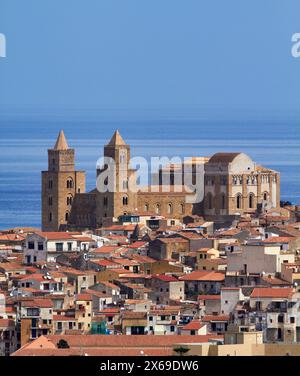 Italie, Sicile, Cefal'Äö√†√∂≈√Ñ ì, vue panoramique de la ville et de la cathédrale (Duomo) Banque D'Images