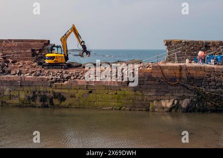 Réparation de l'ancien mur du port de North Berwick, Écosse Royaume-Uni. Le port a été endommagé lors des tempêtes hivernales de 2023. Banque D'Images