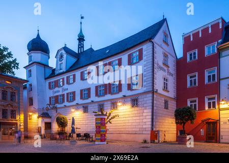 Musée municipal et musée d'histoire locale dans le Mittertor au crépuscule, Rosenheim, haute-Bavière, Bavière, Allemagne, Europe Banque D'Images