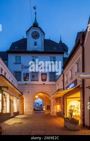 Musée municipal et musée d'histoire locale dans le Mittertor au crépuscule, Rosenheim, haute-Bavière, Bavière, Allemagne, Europe Banque D'Images