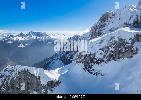 Vue aérienne de la face nord de la Presolana en hiver. Val di Scalve, Bergamo district, Lombardie, Italie, Europe du Sud. Banque D'Images