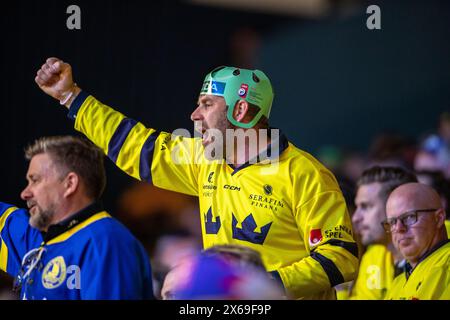 Ostrava, République tchèque. 13 mai 2024. Fans de Suède lors du match du groupe B du Championnat mondial 2024 de l’IIHF Allemagne vs Suède à Ostrava, République tchèque, le 13 mai 2024. Crédit : Vladimir Prycek/CTK photo/Alamy Live News Banque D'Images