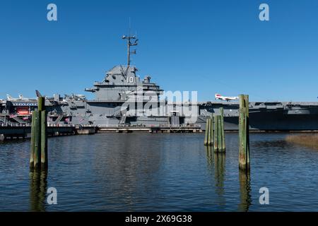 USS Yorktown en cale sèche montrant la section du milieu du navire avec des avions et des personnes visitant le pont. Porte-avions à Charleston, Caroline du Sud. Banque D'Images