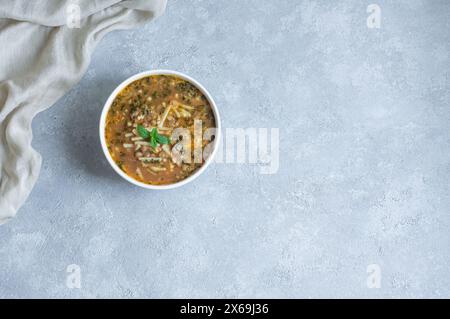 Soupe turque traditionnelle à la pâte fine en forme de barre, soupe de nouilles maison, bacakli corba Banque D'Images