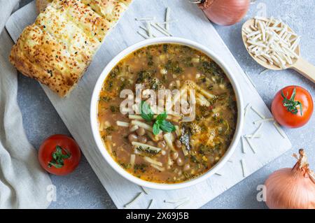 Soupe turque traditionnelle à la pâte fine en forme de barre, soupe de nouilles maison, bacakli corba Banque D'Images