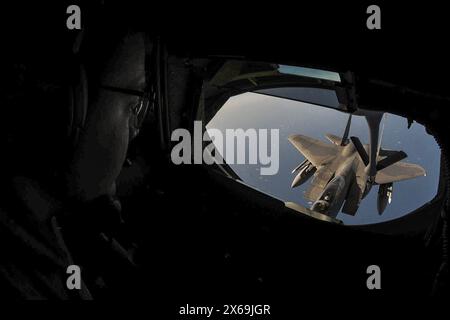 Savannah, États-Unis. 09 mai 2024. Un chasseur F-22 Raptor de l'US Air Force affecté à la 1st Fighter Wing, se ravitaille d'un avion KC-135 Stratotanker lors de l'exercice Sentry Savannah, le 9 mai 2024, au-dessus de Savannah, en Géorgie. Crédit : MSGT. Morgan Whitehouse/U. S Air Force/Alamy Live News Banque D'Images