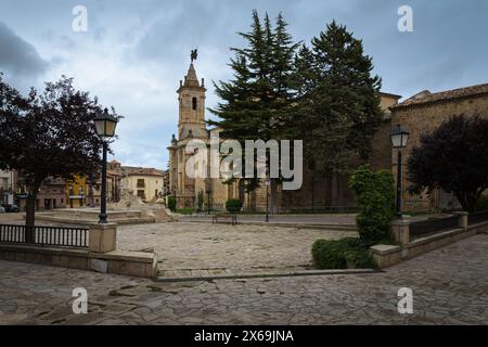 Monastère de San Francisco dans le village médiéval de Molina de Aragón par temps nuageux, Guadalajara, Espagne Banque D'Images