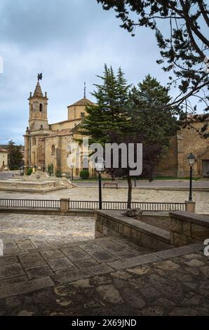 Monastère de San Francisco dans le village médiéval de Molina de Aragón par temps nuageux, Guadalajara, Espagne Banque D'Images