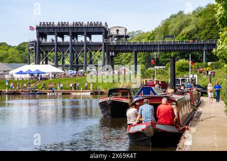 Les gens sur un bateau étroit de canal sur la rivière Weaver pendant la journée portes ouvertes et la foire de vapeur à l'Anderton Boat Lift Northwich Cheshire England UK Banque D'Images