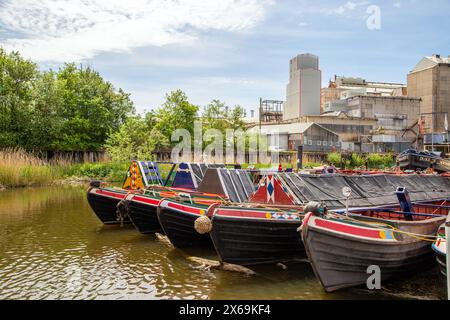 Nous avons travaillé sur des bateaux étroits sur la rivière Weaver pendant le festival Anderton Boat Lift Steam à Anderton sur le canal Trent et Mersey Cheshire Banque D'Images