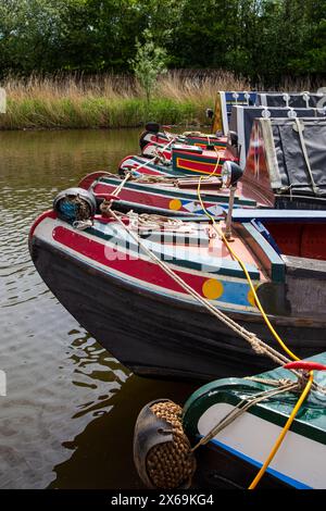 Nous avons travaillé sur des bateaux étroits sur la rivière Weaver pendant le festival Anderton Boat Lift Steam à Anderton sur le canal Trent et Mersey Cheshire Banque D'Images