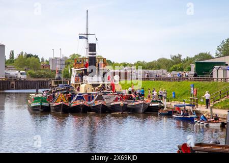 Nous avons travaillé sur des bateaux étroits sur la rivière Weaver pendant le festival Anderton Boat Lift Steam à Anderton sur le canal Trent et Mersey Cheshire Banque D'Images