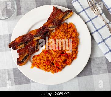 Sur des côtes de bœuf grillées blanches garnies d'orge perlé. Banque D'Images