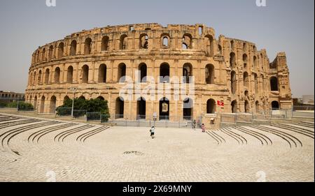Ancien amphithéâtre El Jem sous le ciel bleu clair tunisien Banque D'Images
