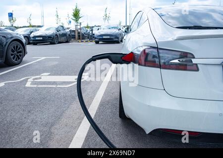 Tesla model y voiture électrique sur la borne de recharge gratuite, Tesla-Supercharger v4 Lounge, Power charger ev en Europe, technologie et innovation, Berlin, germe Banque D'Images