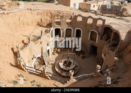 Anciennes habitations troglodytes souterraines avec puits communal à Matmata Banque D'Images