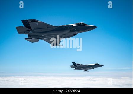 Fairbanks, États-Unis. 06 mai 2024. Deux avions de chasse furtifs F-35A Lightning II de l'US Air Force, affectés à la 354th Fighter Wing, volent en formation aux côtés d'un avion KC-135 Stratotanker lors de l'exercice Royal Flush, le 6 mai 2024, au-dessus du joint Pacific-Alaska Range Complex, Alaska. Crédit : SSGT. Ryan Gomez/U. S Air Force/Alamy Live News Banque D'Images