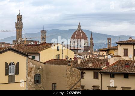 Une vue de Florence Italie, avec la cathédrale de Santa Maria del Fiore en arrière-plan sur les toits de Florence. Banque D'Images