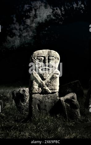 Cimetière de Caldragh, Boa Island, Lower Lough Erne, Irlande. Face ouest Janus Stone double face. Sculpture préhistorique celtique. Une fecondite Sheela na gig Banque D'Images