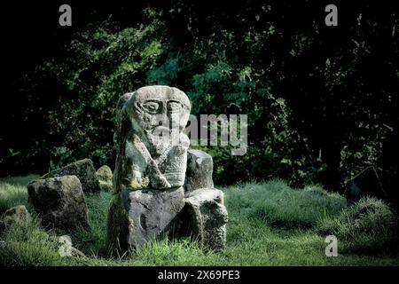 Cimetière de Caldragh, Boa Island, Lower Lough Erne, Irlande. Face ouest Janus Stone double face. Sculpture préhistorique celtique. Une fecondite Sheela na gig Banque D'Images