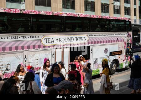 Des femmes bien habillées posent pour des photos devant le bus de fête 'tea around Town' le 42e à Midtown Manhattan par une journée ensoleillée, NYC, USA Banque D'Images