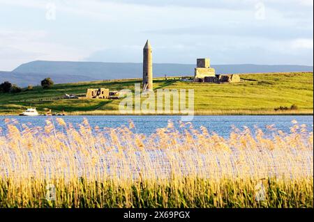 L'île de Devenish tour ronde et ruines monastique chrétienne celtique. Lower Lough Erne, près de Enniskillen, dans le comté de Fermanagh, Irlande Banque D'Images