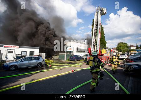 AM frühen Montagnachmittag 13.05. Wurde die Feuerwehr Essen gegen 15 Uhr zu einer Kfz-Werkstatt im Essener Stadtteil Bergeborbeck alarmiert. Bereits auf der Anfahrt konnten die anrückenden Einsatzkräfte einen großen Rauchpilz am Himmel erkennen. BEI ihrem Eintreffen War Bereits die gesamte Straße stark verraucht und Flammen schlugen aus der Werkstatt. Sofort wurde ein massiver Löschangriff über mehrere Rohre eingeleitet. UM die Löschwasserversorgung sicherzustellen, musste eine große Menge an Schlauchleitungen verlegt werden, und auch das Großtanklöschfahrzeug kam zum Einsatz. Aufgrund der Ein Banque D'Images