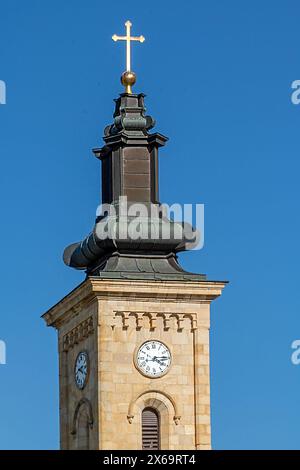 Extérieur de l'ancienne tour de l'horloge avec croix religieuse et motif de mur de briques Banque D'Images