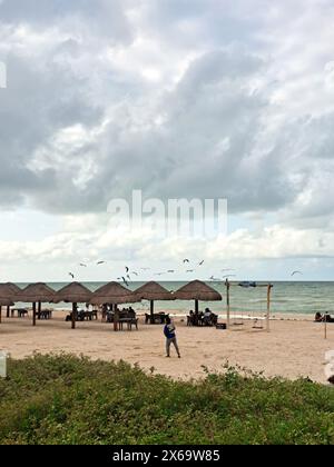 Sisal, Yucatan, Mexique - 20 novembre 2022 : Magic Town, port de pêche avec patrimoine historique, culturel et naturel pour le tourisme de plage et la détente Banque D'Images