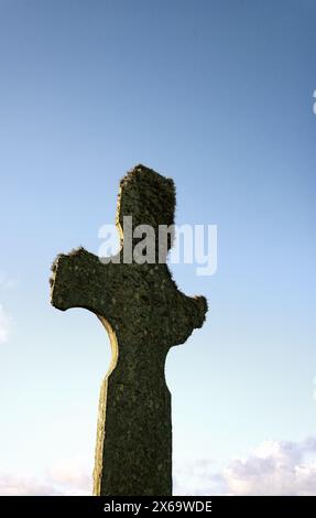 Kilnave Early Celtic Christian Cross à côté de la fin médiévale Kilnave Chapel sur Gruinart Bay, Islay, Hébrides intérieures, Écosse Banque D'Images