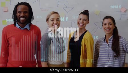 Image de graphique avec des signes de devise et des chiffres changeants sur divers collègues heureux au bureau Banque D'Images