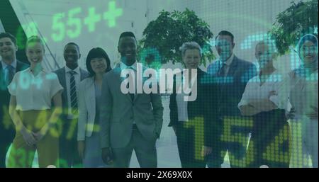 Groupe de divers collègues debout ensemble, portant une tenue professionnelle Banque D'Images
