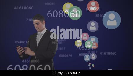 Image de plusieurs icônes de profil et des numéros changeants sur homme d'affaires caucasien utilisant smartphone Banque D'Images
