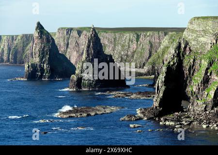 Duncansby Head érode des marches marines et des falaises de la mer du Nord près de John o' Groats. Région de Caithness de la région des Highlands en Écosse Banque D'Images