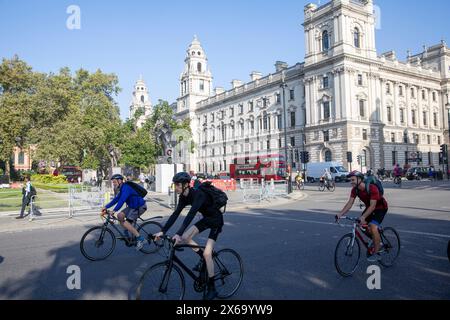 Vélo à Londres, les cyclistes montent à vélo à Parliament Square Westminster Central Londres sur ciel bleu ensoleillé lundi d'automne, Angleterre, Royaume-Uni, 2023 Banque D'Images